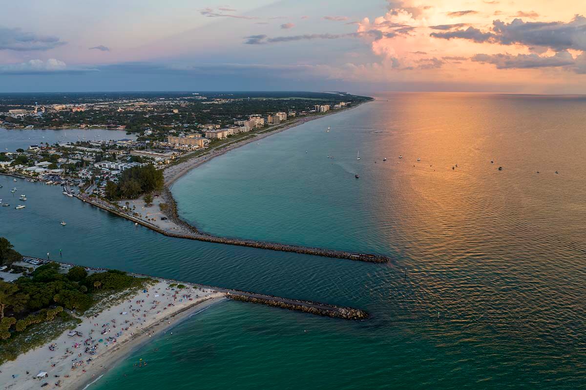 Small towns of Florida as alternatives to the state's megacities