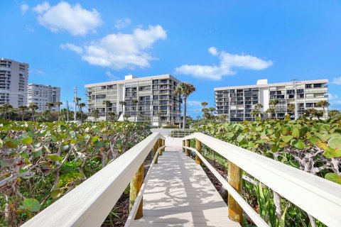 Condo in Hutchinson Island South, Florida, 2 bedrooms  № 1159885 - photo 19