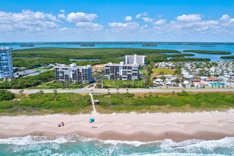 Condo in Hutchinson Island South, Florida, 2 bedrooms  № 1159885 - photo 12