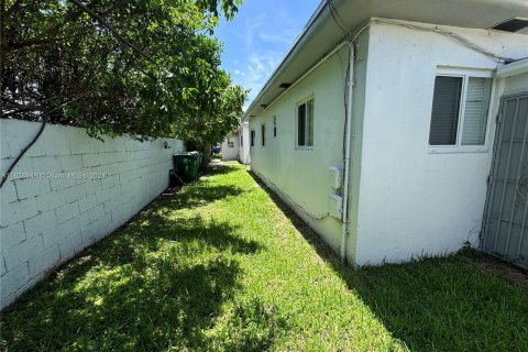 Propiedad comercial en venta en Miami, Florida, 178.37 m2 № 1271534 - foto 17