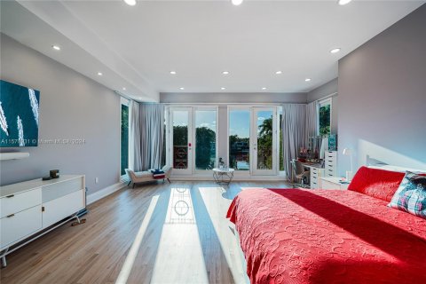 House in Miami Beach, Florida 7 bedrooms, 539.86 sq.m. № 1128500 - photo 26