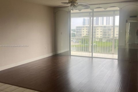 Condo in Aventura, Florida, 1 bedroom  № 1311133 - photo 3