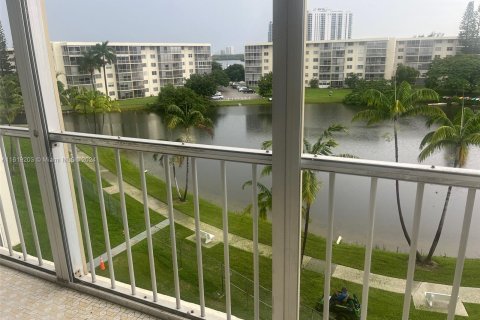 Condo in Aventura, Florida, 1 bedroom  № 1311133 - photo 2