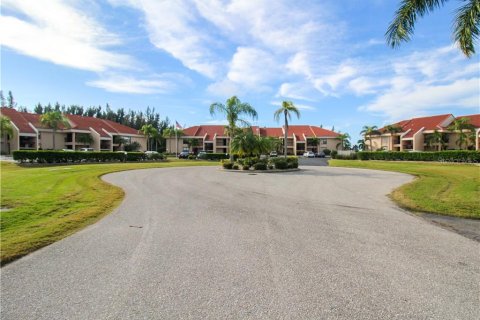 Condo in Punta Gorda, Florida, 2 bedrooms  № 213608 - photo 1