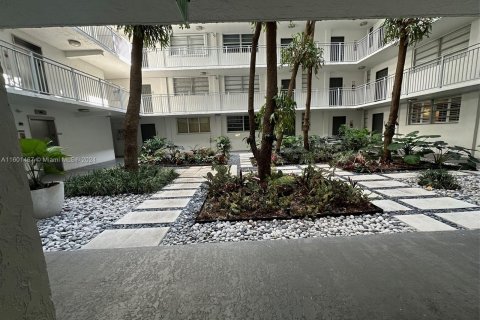 Condo in Miami, Florida, 1 bedroom  № 1224047 - photo 2