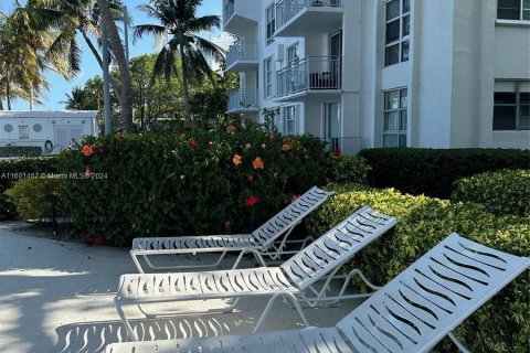 Condo in Miami, Florida, 1 bedroom  № 1224047 - photo 7