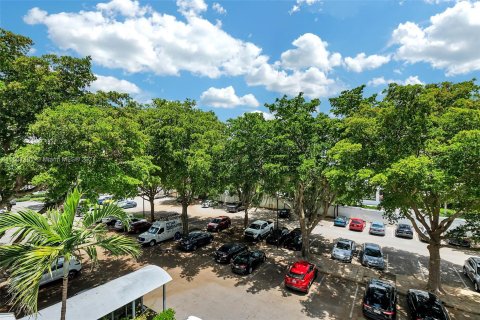 Condo in Miami, Florida, 1 bedroom  № 1224047 - photo 26