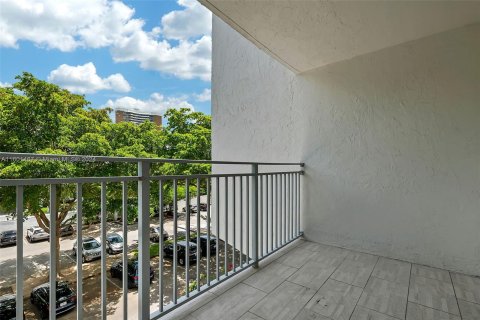 Condo in Miami, Florida, 1 bedroom  № 1224047 - photo 15