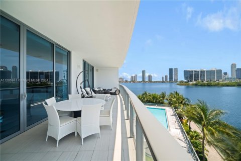 Copropriété à vendre à Aventura, Floride: 3 chambres, 249.72 m2 № 1173026 - photo 15