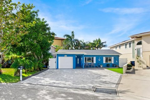 House in Redington Shores, Florida 3 bedrooms, 167.78 sq.m. № 957659 - photo 2