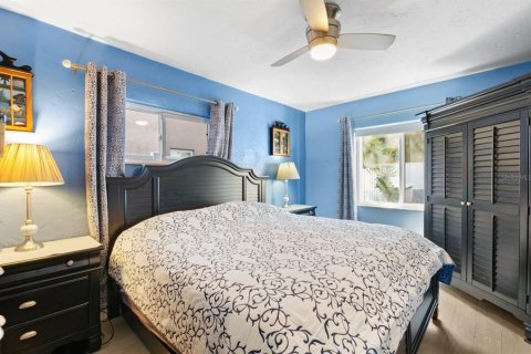 House in Redington Shores, Florida 3 bedrooms, 167.78 sq.m. № 957659 - photo 15