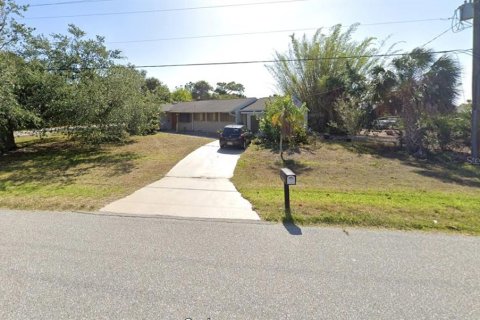 House in Port Charlotte, Florida 3 bedrooms, 152.92 sq.m. № 1365077 - photo 1