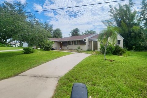 House in Port Charlotte, Florida 3 bedrooms, 152.92 sq.m. № 1365077 - photo 4