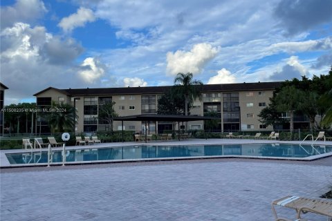 Condominio en venta en Pembroke Pines, Florida, 2 dormitorios, 85.47 m2 № 929185 - foto 2