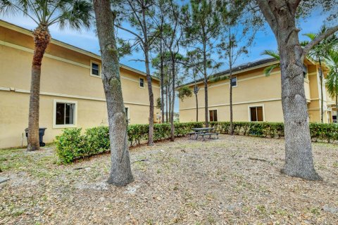 Townhouse in Lake Worth, Florida 3 bedrooms, 174.75 sq.m. № 1134915 - photo 8