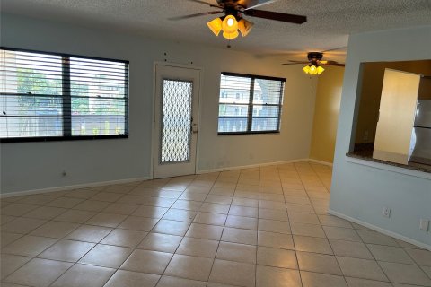 Condominio en venta en Coconut Creek, Florida, 2 dormitorios, 93.09 m2 № 990527 - foto 11