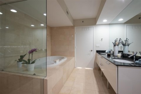 Condo in Sunny Isles Beach, Florida, 2 bedrooms  № 851320 - photo 21