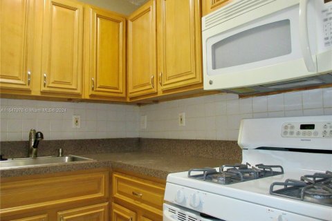 Condo in Miami, Florida, 1 bedroom  № 1368839 - photo 4