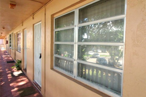 Condo in Miami, Florida, 1 bedroom  № 1368839 - photo 1