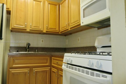 Condo in Miami, Florida, 1 bedroom  № 1368839 - photo 21