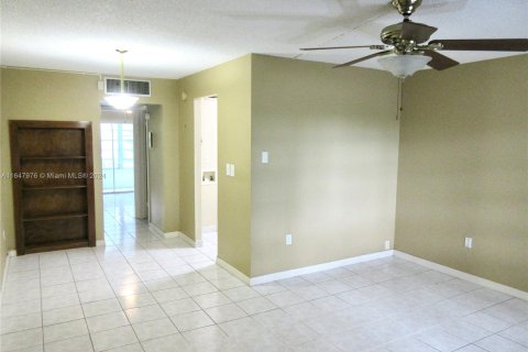 Condo in Miami, Florida, 1 bedroom  № 1368839 - photo 3