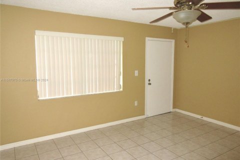 Condo in Miami, Florida, 1 bedroom  № 1368839 - photo 17