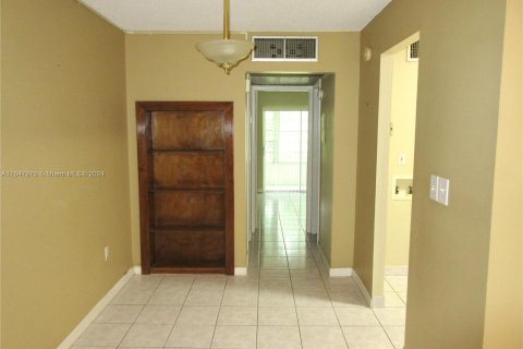 Condo in Miami, Florida, 1 bedroom  № 1368839 - photo 16