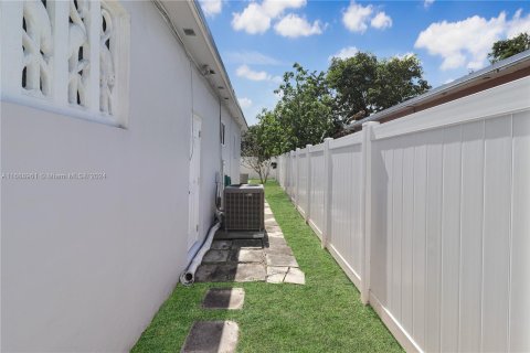 House in Miami, Florida 3 bedrooms, 128.58 sq.m. № 1431322 - photo 30