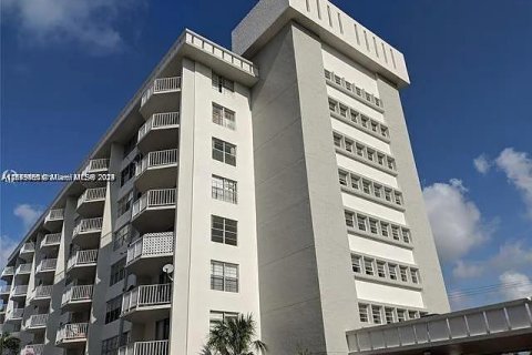 Copropriété à vendre à North Miami Beach, Floride: 2 chambres, 109.16 m2 № 1365550 - photo 2