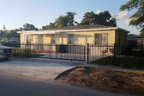 House in Miami, Florida 3 bedrooms, 84.73 sq.m. № 1365599 - photo 2