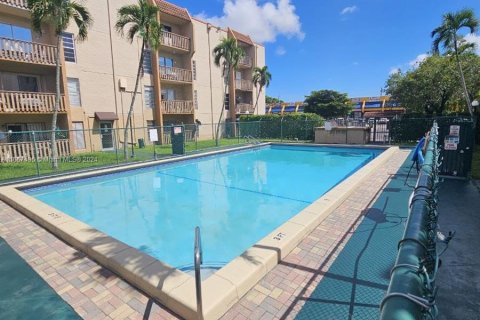 Condo in Miami, Florida, 1 bedroom  № 1362285 - photo 15