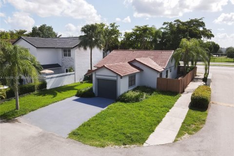 House in Miami, Florida 3 bedrooms, 136.75 sq.m. № 1362443 - photo 1