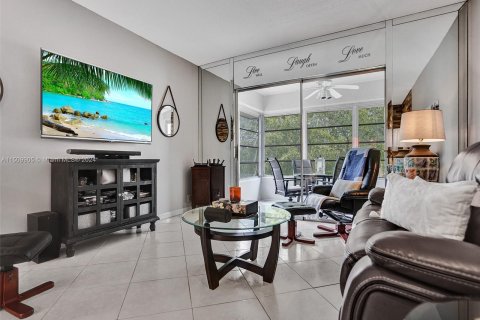 Condo in Lauderdale Lakes, Florida, 2 bedrooms  № 944346 - photo 3