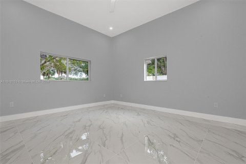 House in Plantation, Florida 3 bedrooms, 144.65 sq.m. № 944394 - photo 13