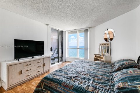 Condo in Miami Beach, Florida, 2 bedrooms  № 1223081 - photo 17