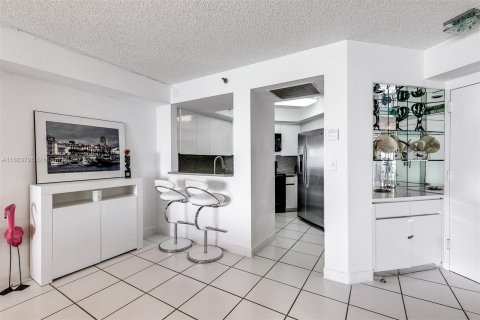 Condo in Miami Beach, Florida, 2 bedrooms  № 1223081 - photo 9