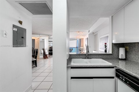 Condo in Miami Beach, Florida, 2 bedrooms  № 1223081 - photo 8