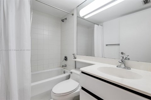 Condo in Miami Beach, Florida, 2 bedrooms  № 1223081 - photo 25