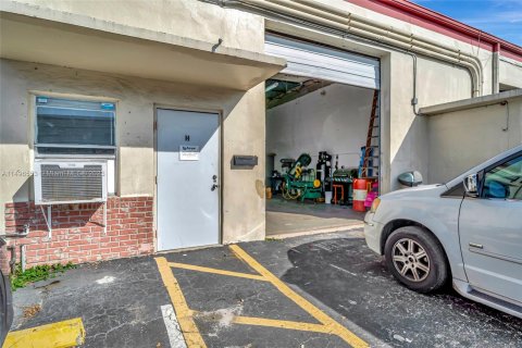 Commercial property in Plantation, Florida № 878327 - photo 1