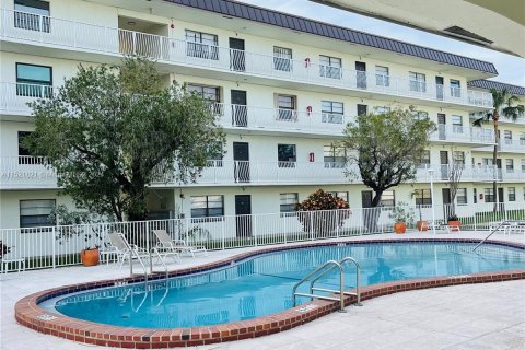 Condominio en venta en Dania Beach, Florida, 1 dormitorio, 71.35 m2 № 990268 - foto 2