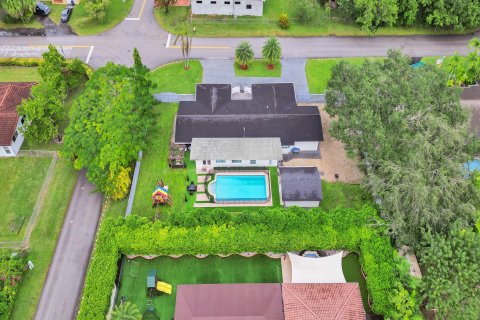 Villa ou maison à vendre à Miami, Floride: 4 chambres, 338.35 m2 № 932648 - photo 11