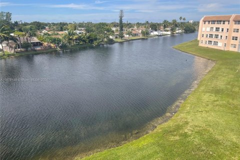 Condo in Sunrise, Florida, 2 bedrooms  № 1402706 - photo 16