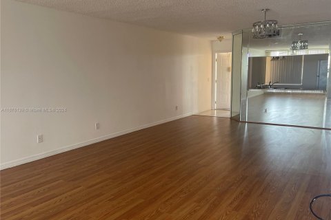 Condo in Sunrise, Florida, 2 bedrooms  № 1402706 - photo 21