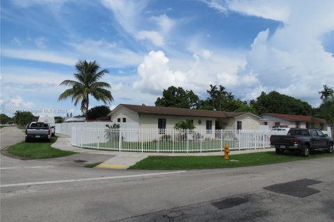 Casa en venta en Miami, Florida, 5 dormitorios, 154.22 m2 № 1364932 - foto 5