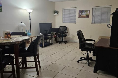 Condo in Miami, Florida, 1 bedroom  № 1369053 - photo 3