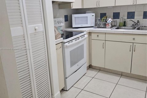 Condo in Miami, Florida, 1 bedroom  № 1369053 - photo 4