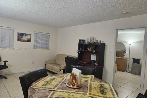 Condo in Miami, Florida, 1 bedroom  № 1369053 - photo 9