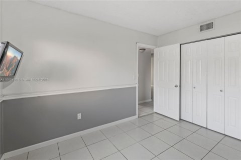 Condo in Miami, Florida, 2 bedrooms  № 1365864 - photo 8