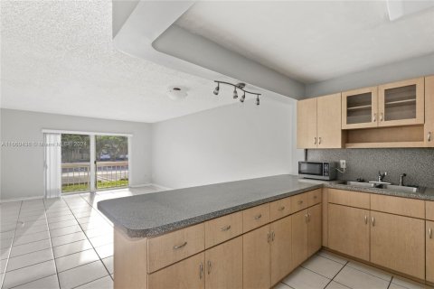 Condo in Miami, Florida, 2 bedrooms  № 1365864 - photo 6