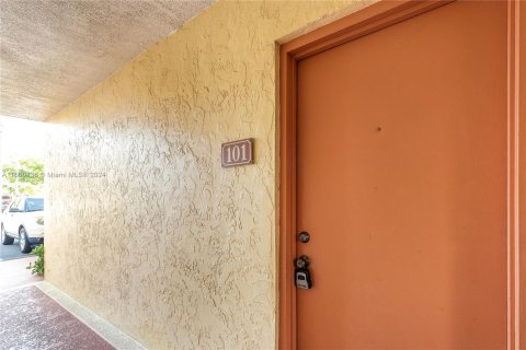 Condo in Miami, Florida, 2 bedrooms  № 1365864 - photo 14